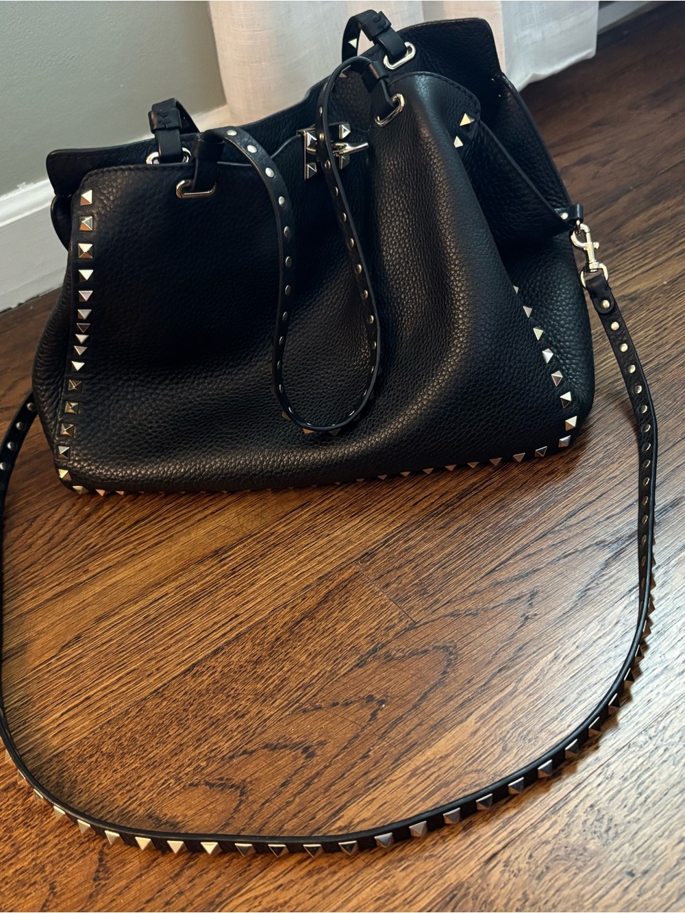 Valentino Garavani Black Pebbled Leather Shoulder Bag with Gold Rockstuds - Picture 6 of 16